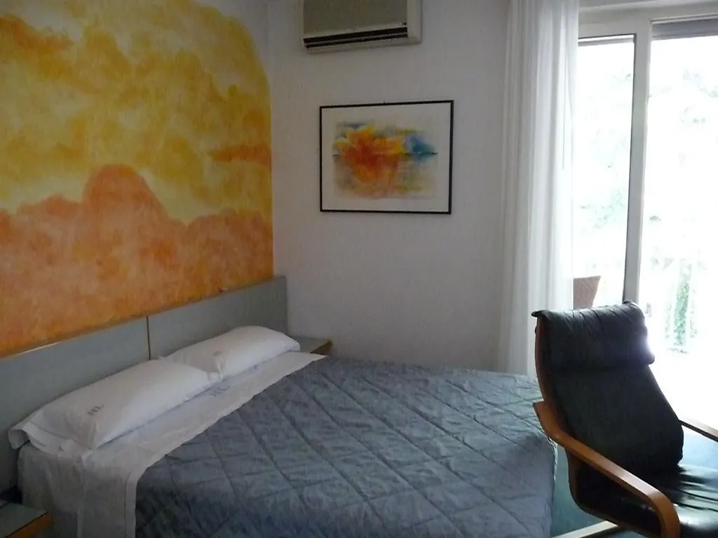 Hotel Luna Σιρμιόνε 3*,